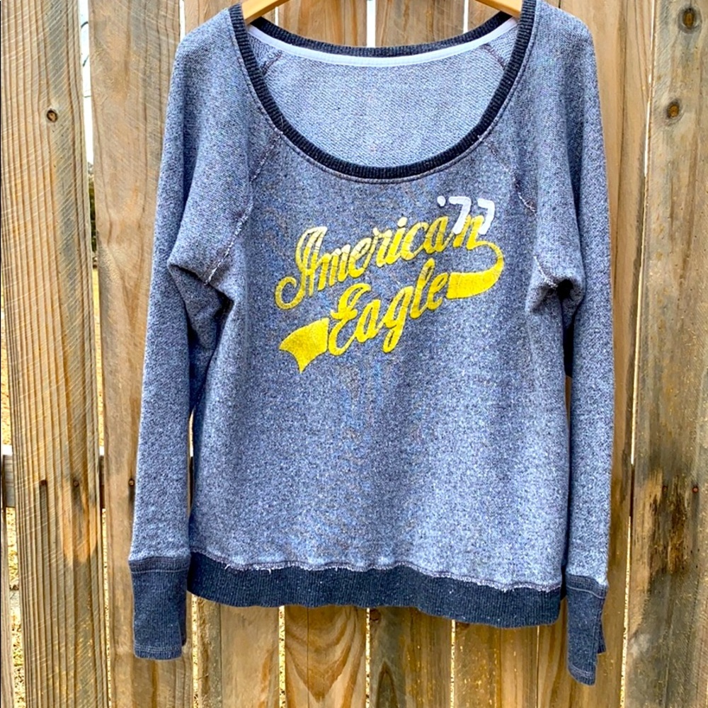 Super comfy American Eagle sweatshirt yellow decal
